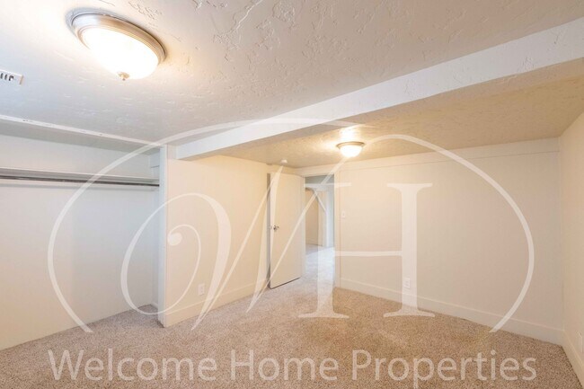 Building Photo - Spacious 4 Bedroom Home with Fireplace and Fenced Yard