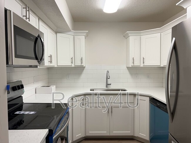Building Photo - 2244 N Canyon Rd