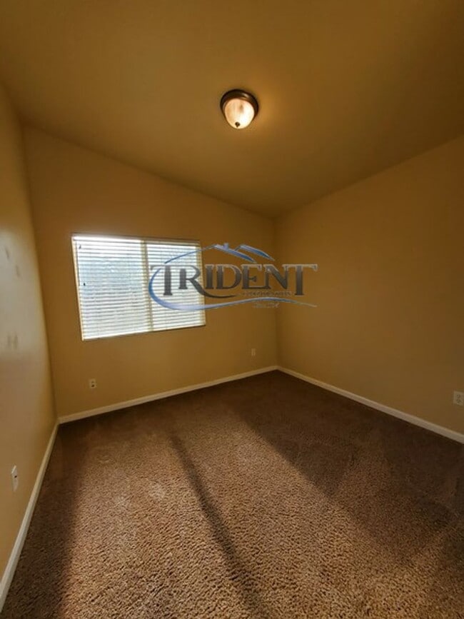 Building Photo - 4 bedroom, 2 bath house