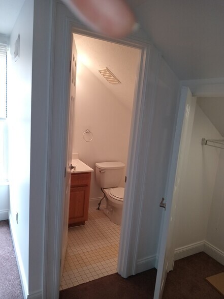 Building Photo - 152 Hallock St