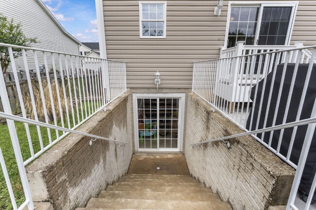 Building Photo - Welcome home to this well-maintained 4-bed...