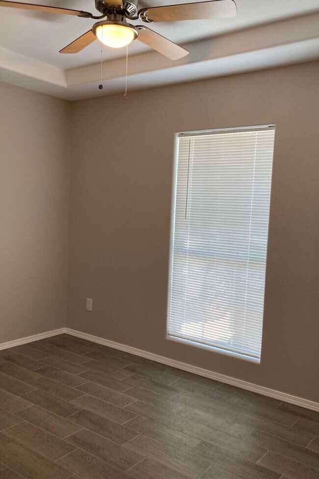Building Photo - 405 Poblano Dr