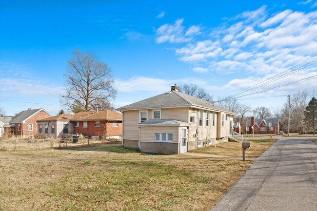 Building Photo - "Charming 3-Bed Haven with Hardwood Floors & 2 Full Baths in St. Louis!"  Hazelwood Schools.  Sec...