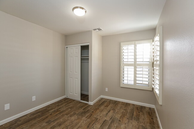 Building Photo - 10898 W Alvarado Rd