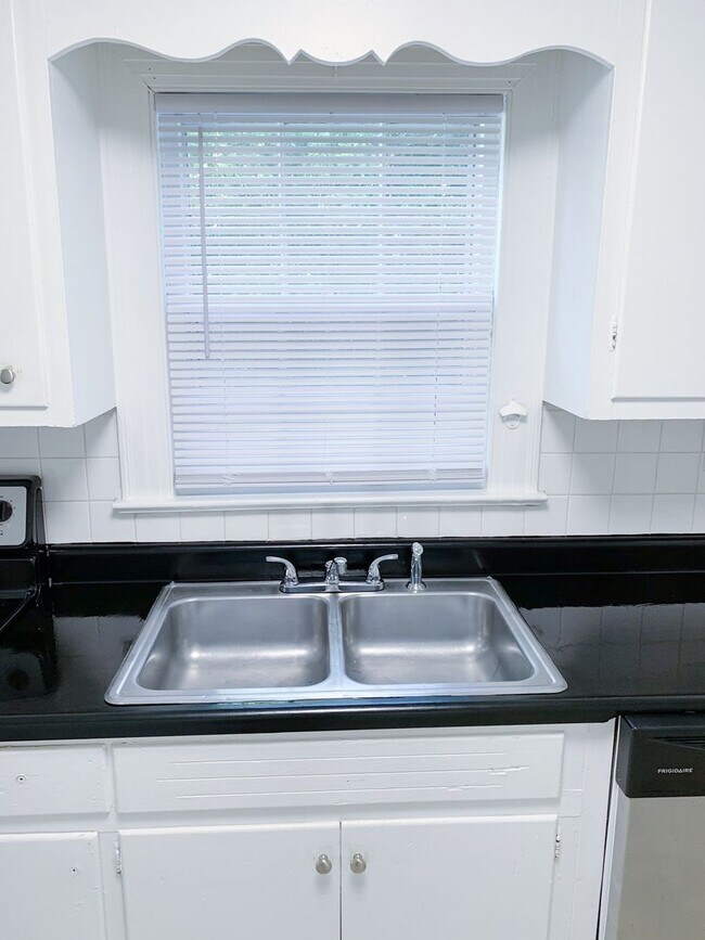 Building Photo - 3 Bedrooms 2 Full Bathrooms with fenced in...