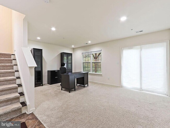 Building Photo - 523 Chestnut Ct