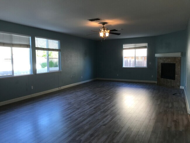 Building Photo - Beautiful Plumas Lake Home