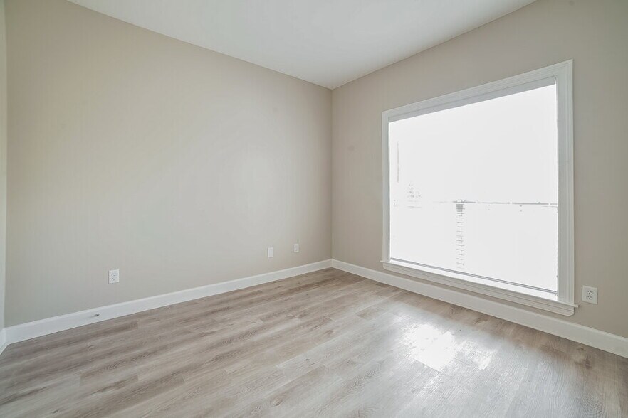 Building Photo - 2875 Liverpool Ln