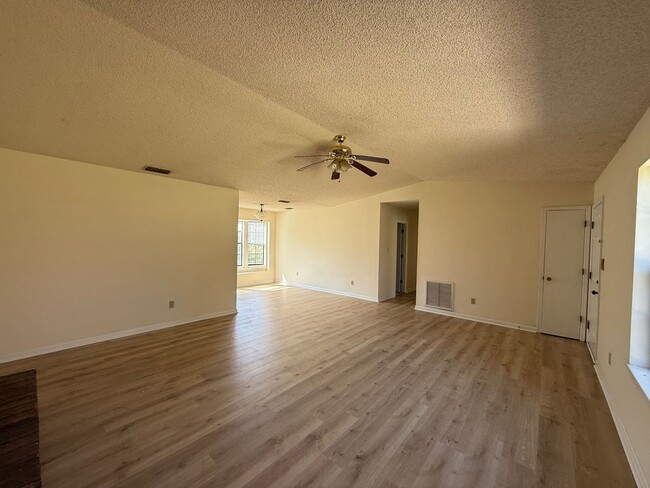 Building Photo - **** $125 PRICE DROP NOW 1975!!!****    Be...