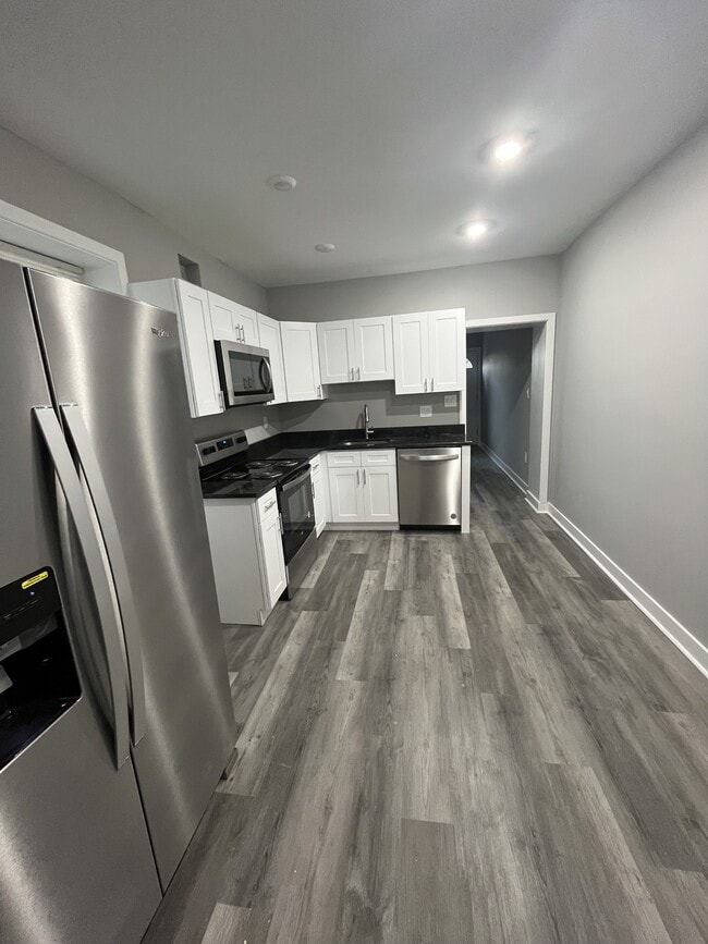 Building Photo - 805 W 5th St