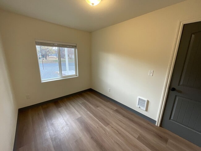 Building Photo - 547 E Hickory St