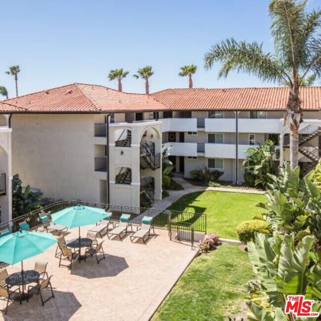Building Photo - 6600 Beachview Dr