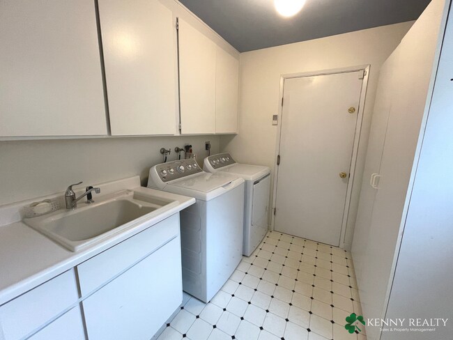 Building Photo - Large 3 Bedroom, 2.5 Bathroom, Great Neigh...