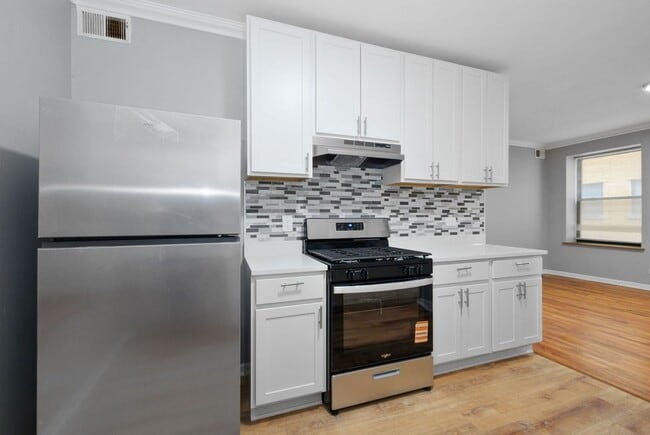 Building Photo - Duplex Two Bedroom Unit Available in South Shore