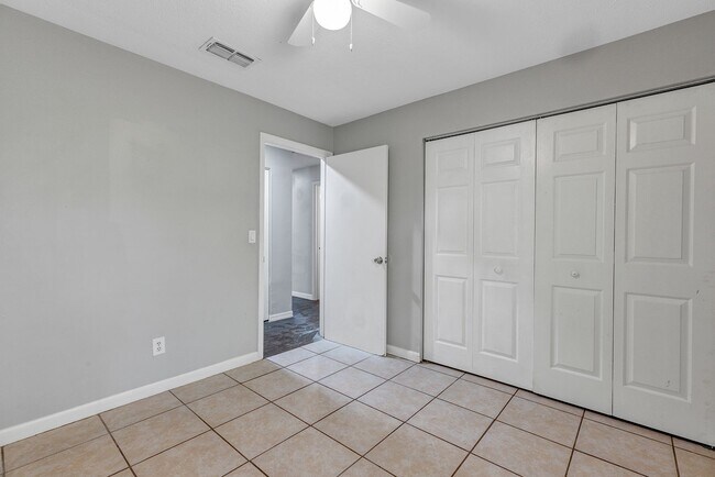 Building Photo - Spacious 3BR/2BA Ocala Home with Modern Finishes,Fireplace Floor-to-Ceiling Sliding Glass Doors &...