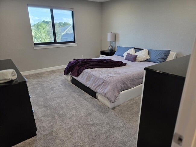 Building Photo - 527 SE Vallarta Dr