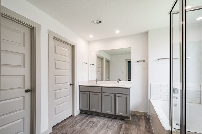 Building Photo - 607 Hidden Brk Dr
