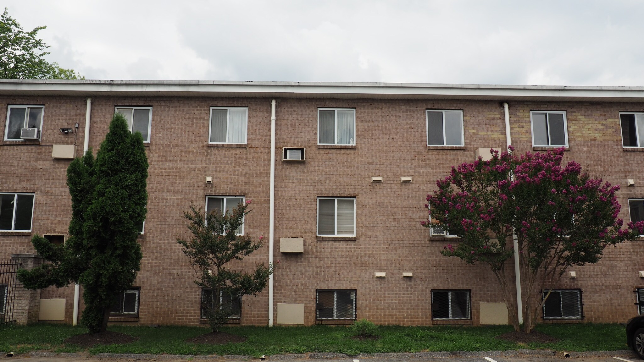 Building Photo - Palmer Court Apartments