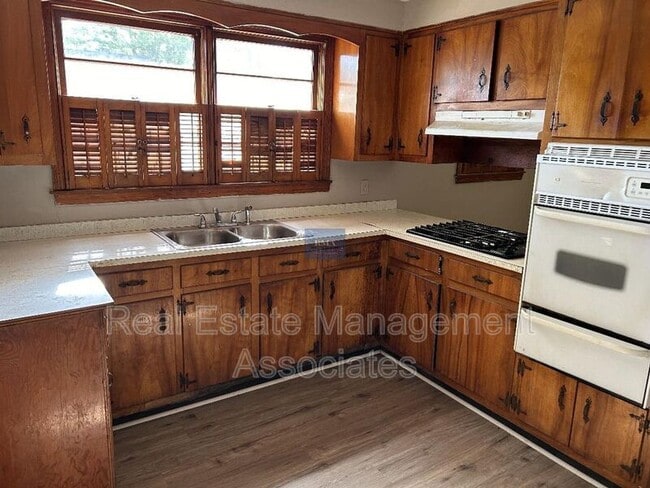 Building Photo - 219 Morris St