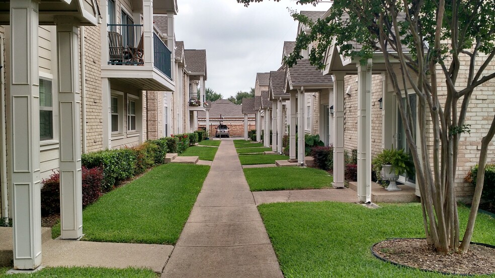 Complex - 5881 Preston View Blvd