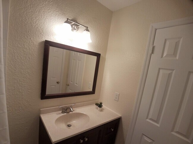 Building Photo - Beautiful  Remodeled First Floor 2/2 Condo...