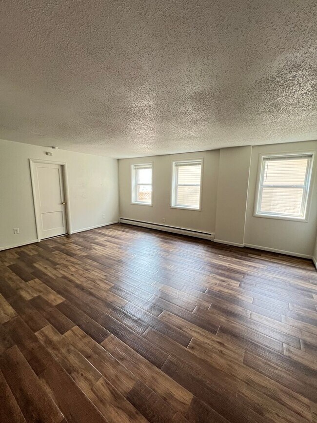 Building Photo - Spacious 1 Bedroom Apartment! COMING SOON! - Avaliable August 1st