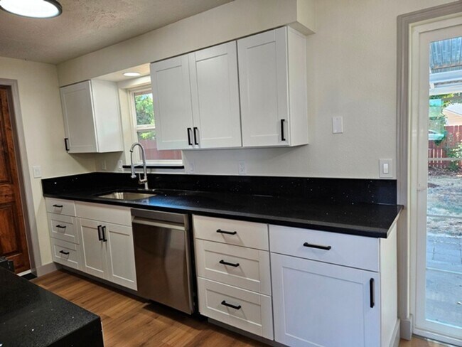 Building Photo - 3Bd/1.5Ba Single Story Home - For viewing!