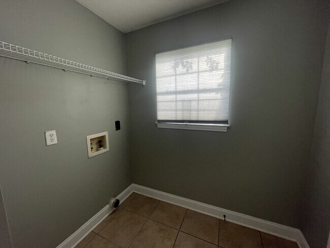 Building Photo - 858 Van Dyke Dr