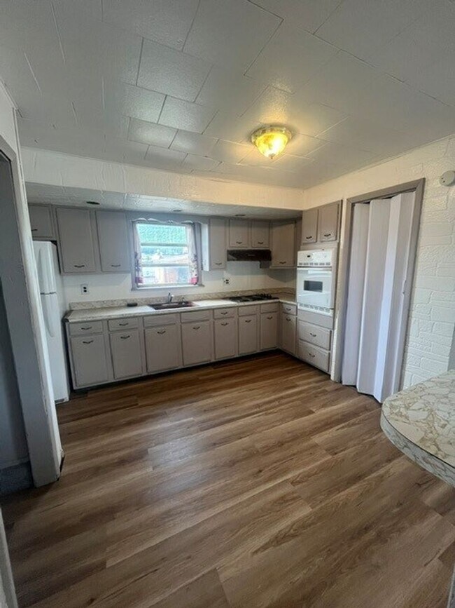 Building Photo - 3 bedroom 1 bathroom