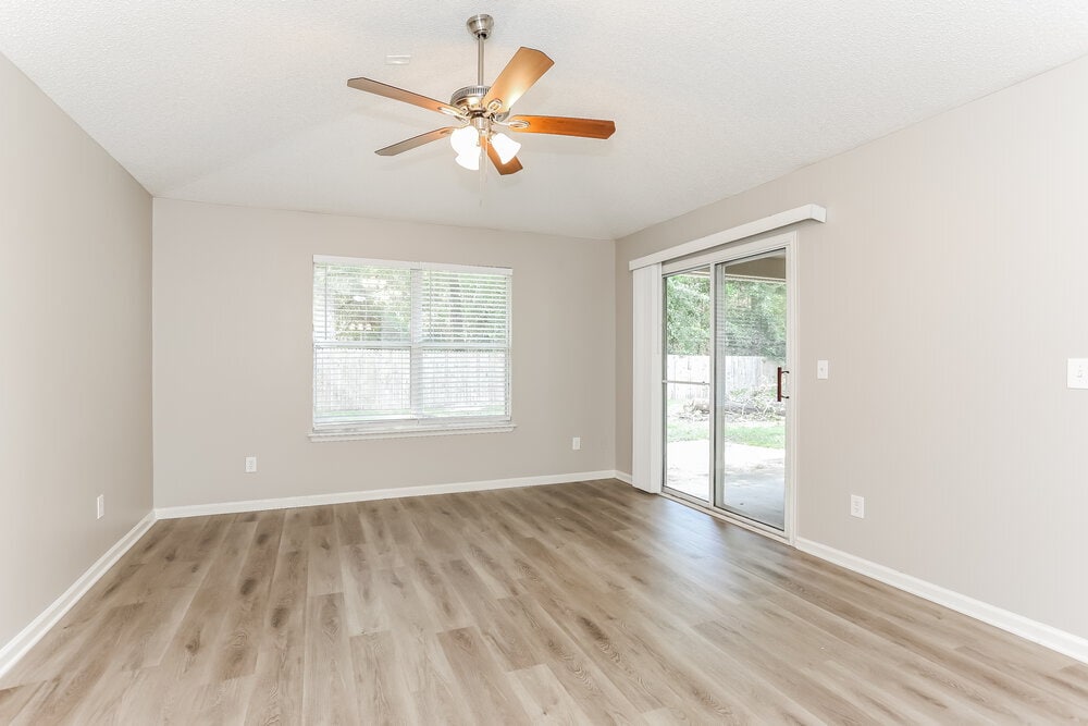 Building Photo - 857 Poydras Ln N