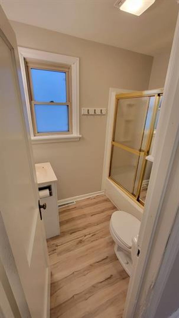 Building Photo - **Charming 1-Bedroom Plus Den Home with Modern Comforts**
