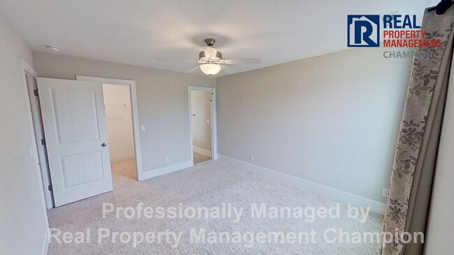 Building Photo - Spacious 4 BD Executive Home Loaded with U...