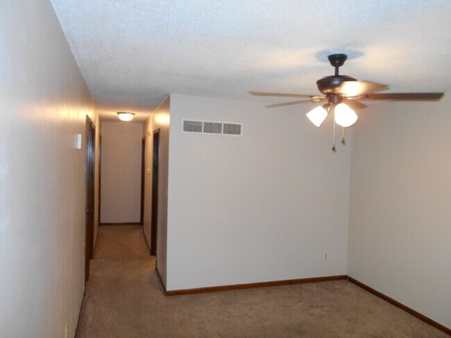 Building Photo - 1021 N Kiger Rd