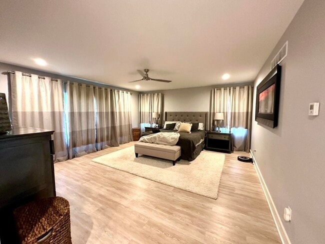 Building Photo - 4515 N Lake Dr