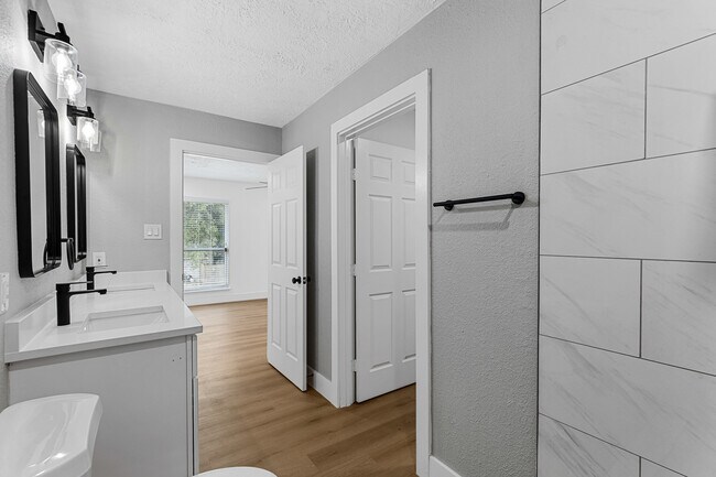 Building Photo - 12223 Kingslake Forest Dr