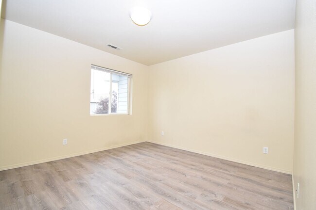 Building Photo - Beautiful 4 bedroom, 3 bathroom unit with attached garage!