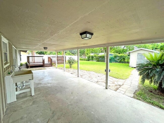 Building Photo - 701 Gardenia Ln