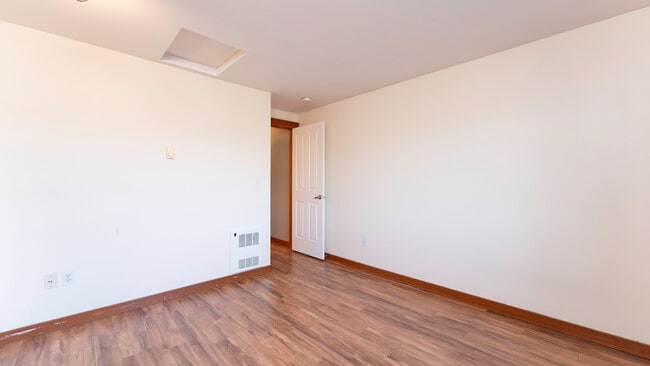 Building Photo - 3606 22nd Ave W