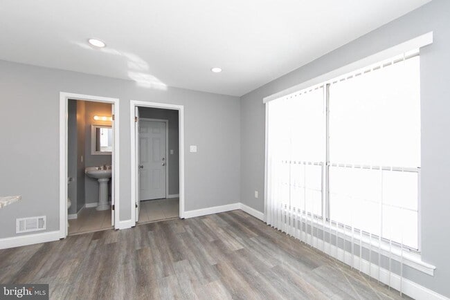 Building Photo - 131 Crossing Way