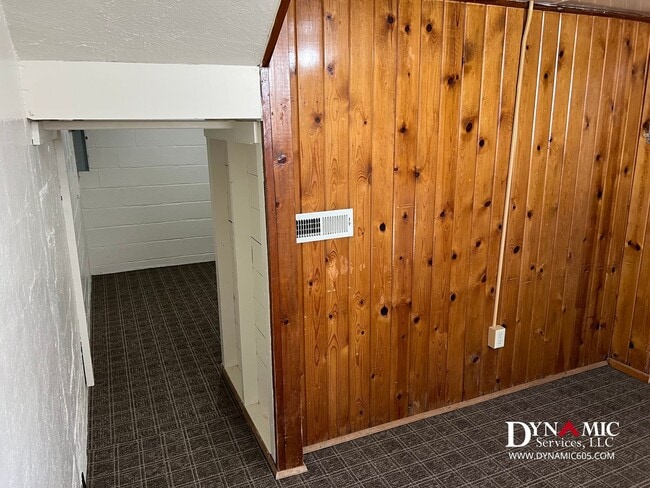 Building Photo - Updated 4+ Bedroom, 2 Bathroom House with Garage and Fenced Backyard