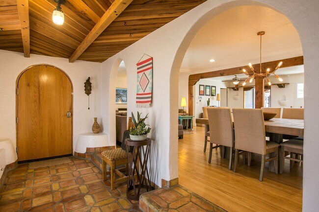 Building Photo - 610 Carlisle Blvd SE