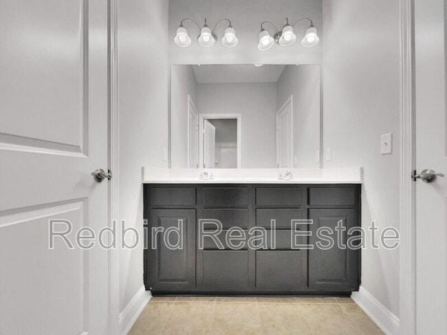 Building Photo - 1005 Lonergan Cir