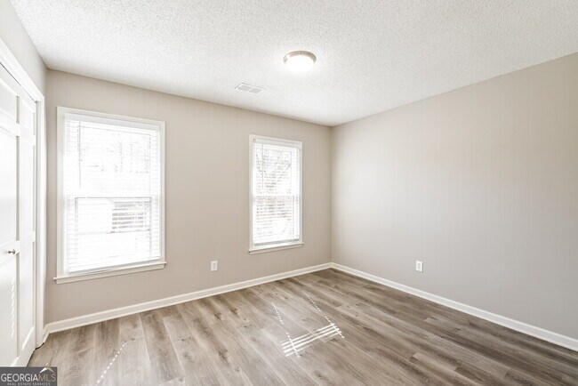 Building Photo - 4220 Pineset Dr