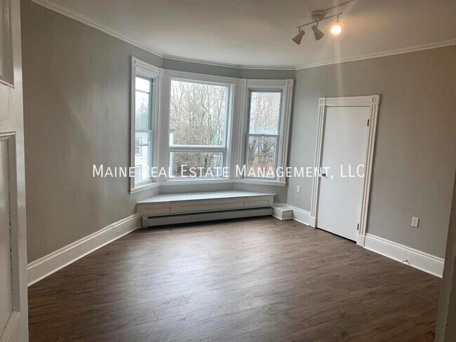 Building Photo - 372 Hammond St