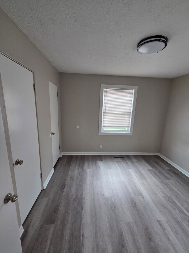 Building Photo - 3 bed, 1 bath, 1 car garage with fenced in backyard. District 66, right next to Aksarben!