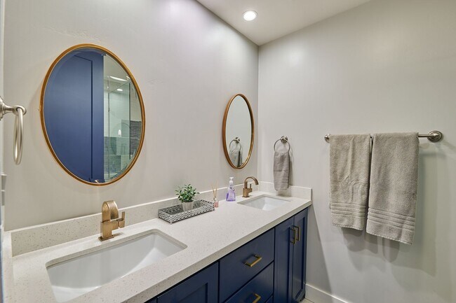 Building Photo - Fully Furnished Villa in Gated Paradise Va...