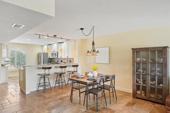 Building Photo - 637 Pinellas Bayway