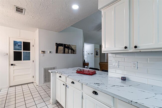 Building Photo - 21306 Castlemont Ln