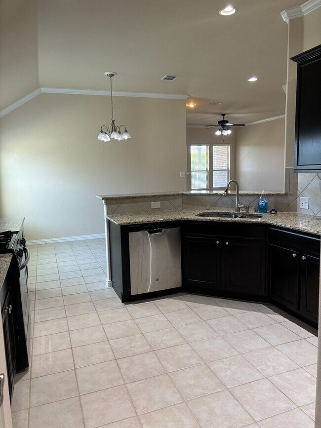 Building Photo - 3/2/2 Ready to Go! Located on the greenbelt!