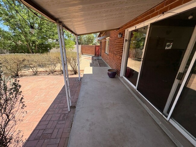 Building Photo - Eastside home with privacy on cul-de-sac